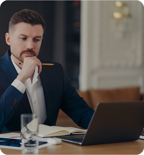 Mężczyzna w garniturze