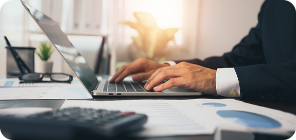 Profesjonalista pracujący na laptopie